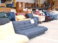倉庫に入りきらない豊富なソファー群